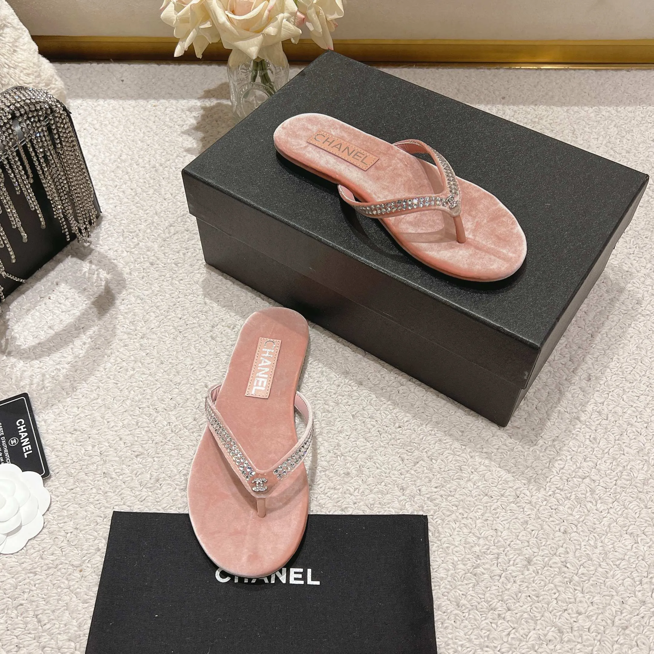 👟👟Ex-factory price 480👟👟 Xiaoxiang chanel 2025 new flip-flops! This series is really amazing. How can it be so beautiful! Summer is really an invincible combination that can be salty or sweet ~ The upper is made of original velvet and the lining is lambskin genuine leather outsole Size: 35-40 (40 customized)